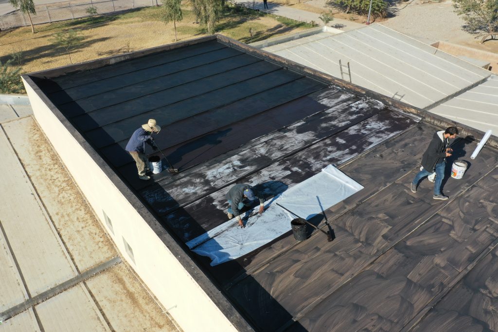instalacion de malla y emulsion sobre techo de lamina